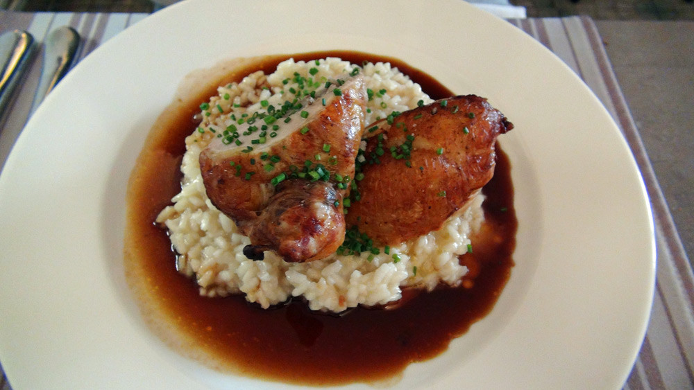 Suprême de pintade farcie aux châtaignes et lard, risotto au Parmesan