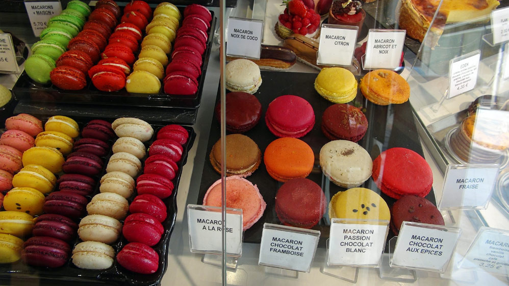 Macarons "maison" (Noix de coco, citron, abricot et noix, rose chocolat/framboise, passion/chocolat blanc, chocolat aux épices et fraise)