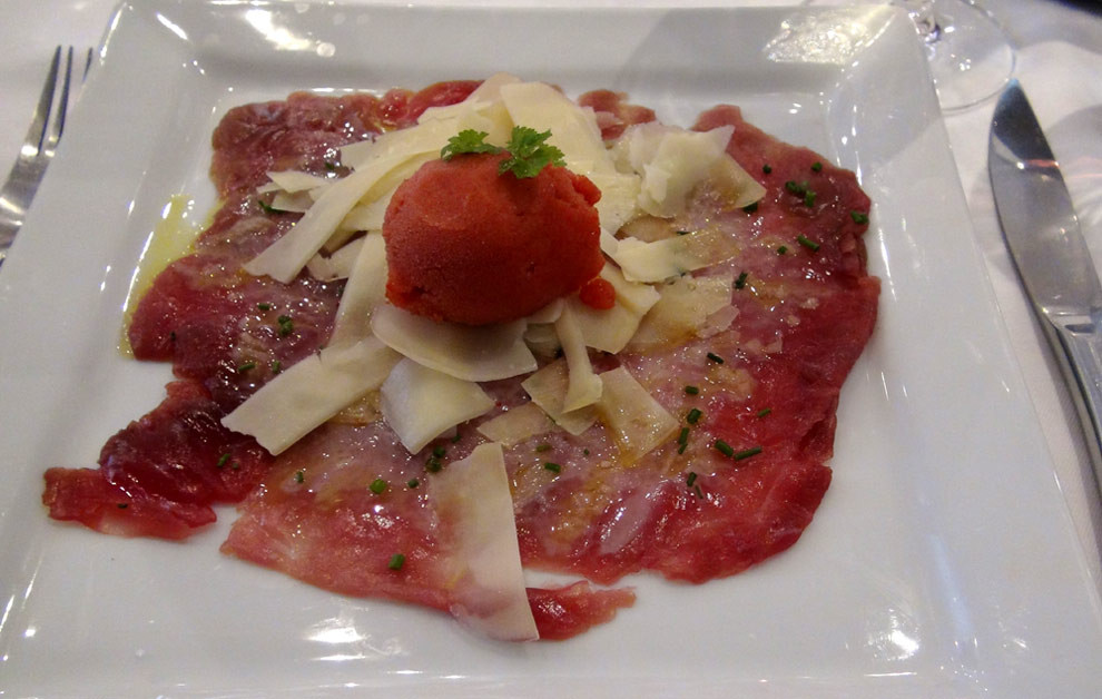 Marinade de thon, ciboulette et copeaux de brebis, sorbet tomate
