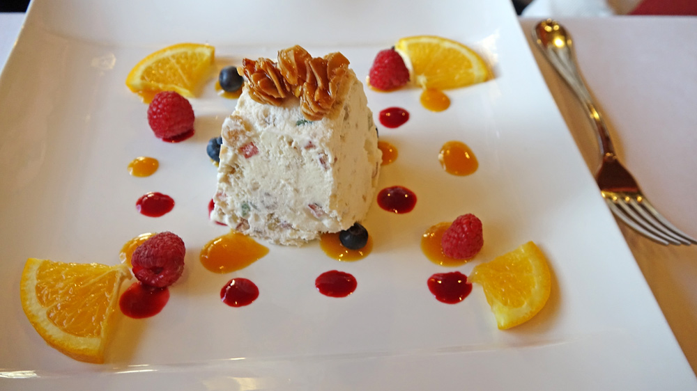 Nougat Glacé du Bon Terroir aux Fruits Confits et Pépites de Nougatine,  Coulis de Fruits Rouges