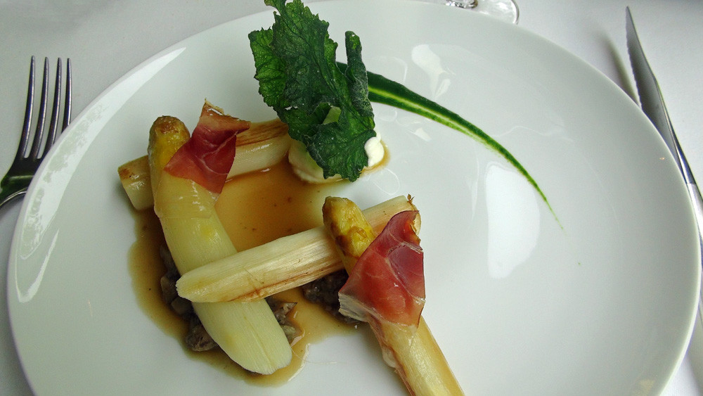 Asperges poêlées et livèche
