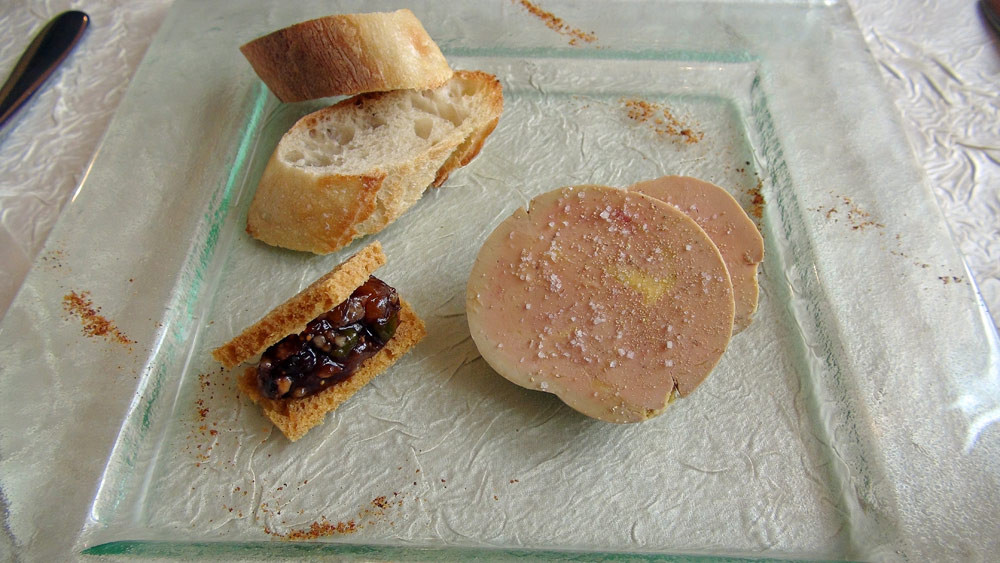 Foie gras de canard cuit en ballottine, pain d'épices et chutney de fruits secs