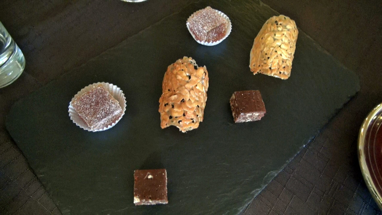 Mignardises : Pâte de fruit de la passion, Tuile aux amandes et Brownie au caramel
