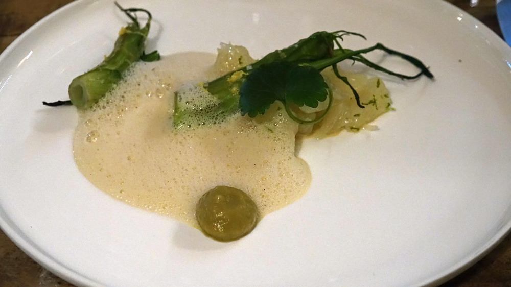 Puntarelle (chicorée/asperge d'origine italienne), pomélos chinois, une émulsion au vin Jaune, une crème d’anchois à la tomate verte et du lierre terrestre
