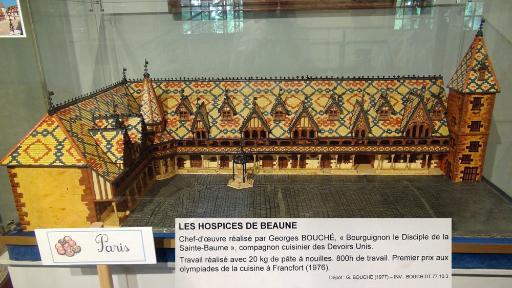 Hôtel-Dieu de Beaune, fait de 20 kilos de pâtes à nouilles, par Georges Bouché dit « Bourguignon le Disciple de la Sainte-Baume », Compagnon Cuisinier Des Devoirs Unis, 1976.
