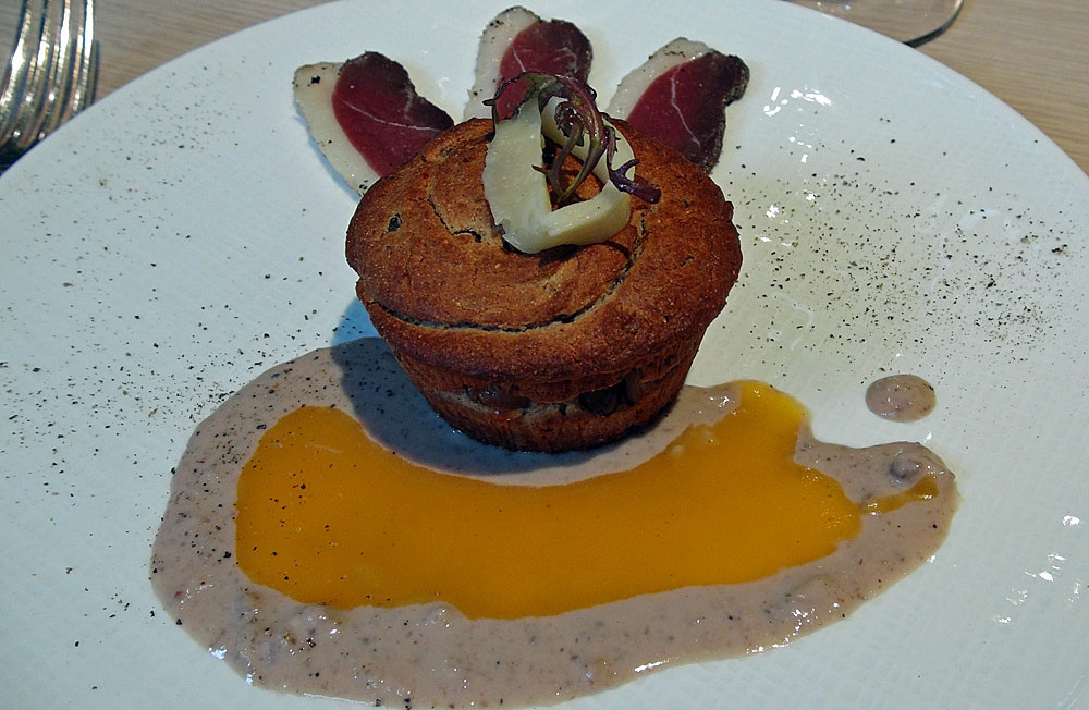 Petit gâteau chaud Castanéen au Moulis, magret de canard séché maison 