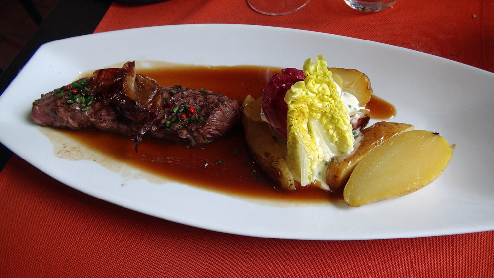 Chuck flap de bœuf black Angus persillé grillé, pommes de terre au four, crème d’Isigny à la ciboulette
