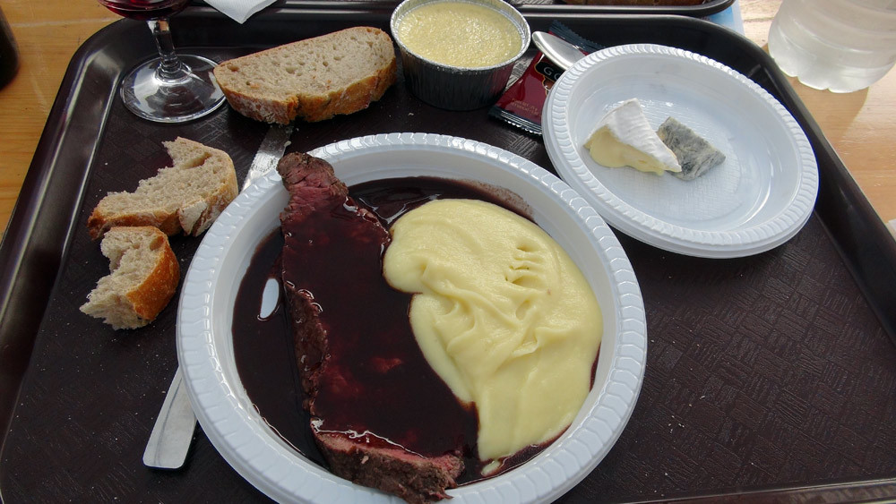 Le même plateau repas avec la viande, tendre et goûtue 