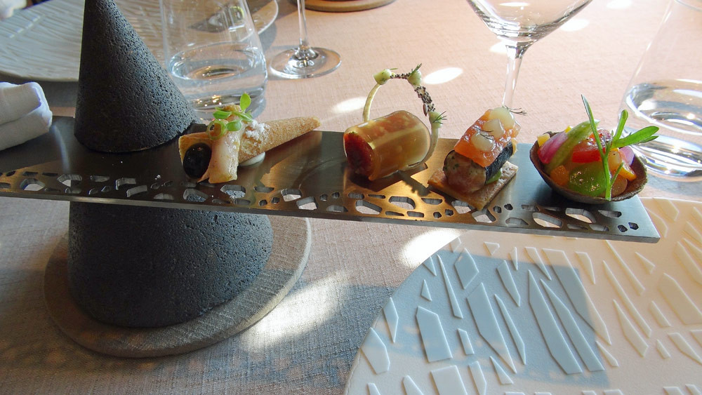 Tartelette de légumes, crème de haricots de Paimpol - Saumon mariné sur un sablé au Cantal - Tartare de boeuf et croute de pains aux céréales - Cornet de billes ? mentholée et maquereau mariné