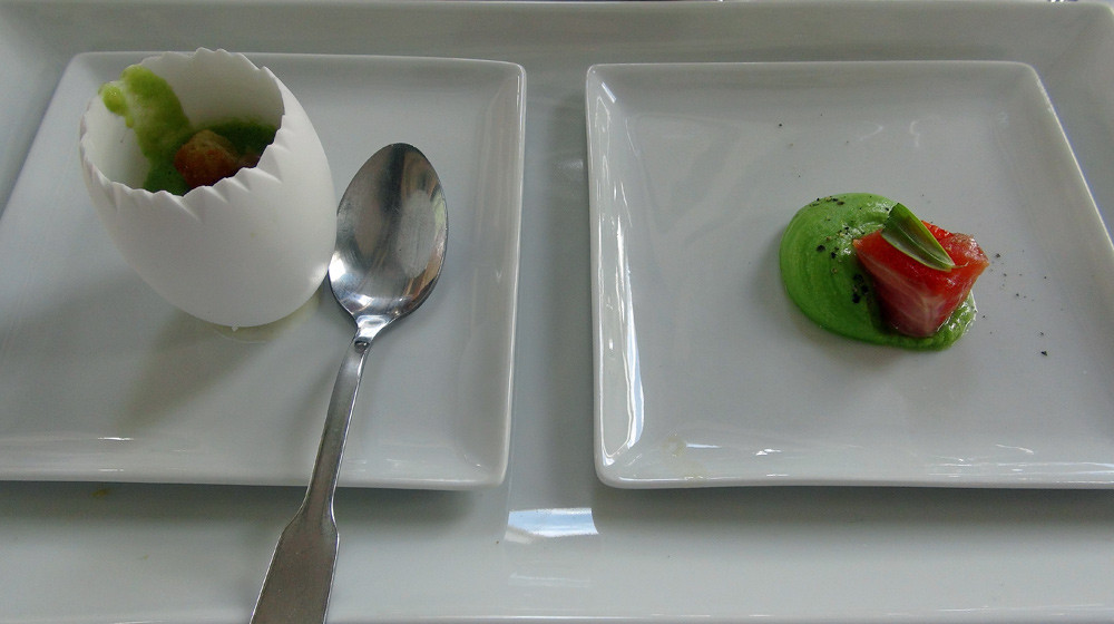 Œuf de poule bio en habit vert et petit gris charentais par Pascal Pressac - Truite de Gensac la Palue cuit au sel de l'île de Ré puis marinée au Cognac, pulpe de petit pois de François Bernard et estragon par Marion Monier