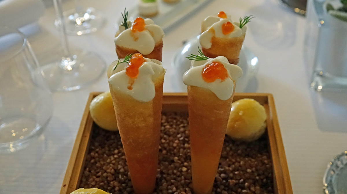 Amuse-bouche : Cornet croustillant au chèvre frais et saumon fumé par nos soin - Mini brioche à la cardamome et fleur de sel