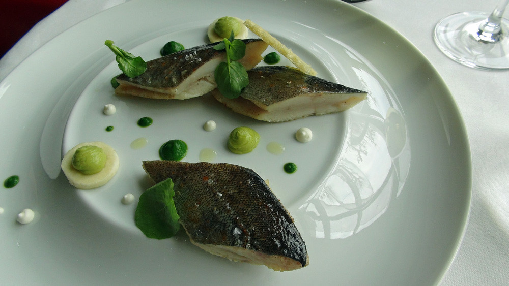 Filet de truite fario de Ferrières-sur-Sichon juste poché, pâte d’avocat et cresson de fontaine