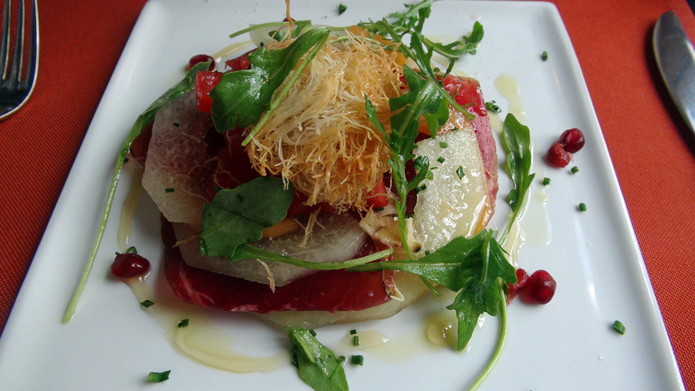 Rosace aux deux melons et pastèque, cecina de léon (charcuterie espagnole de boeuf), fraîcheur de roquette et pignons de pins