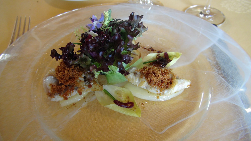 L’anguille : Filet poêlé. Mie de pain dorée aux graines de céleri. Une salade à la vinaigrette d’échalote.