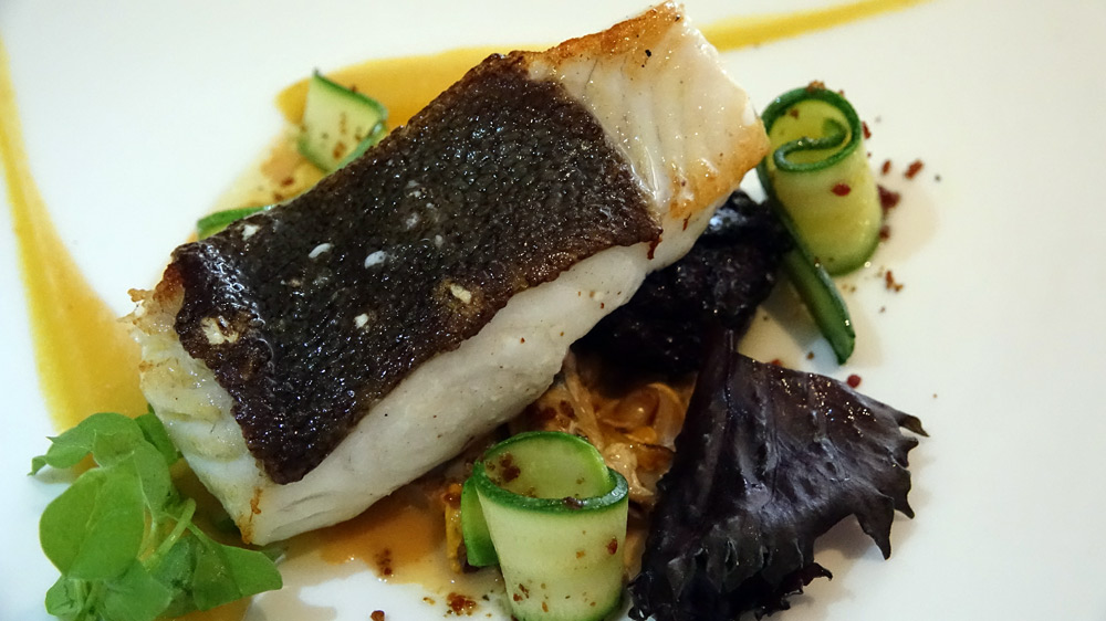 Turbot, boudin noir, coques, moules, fumet de homard et courgettes