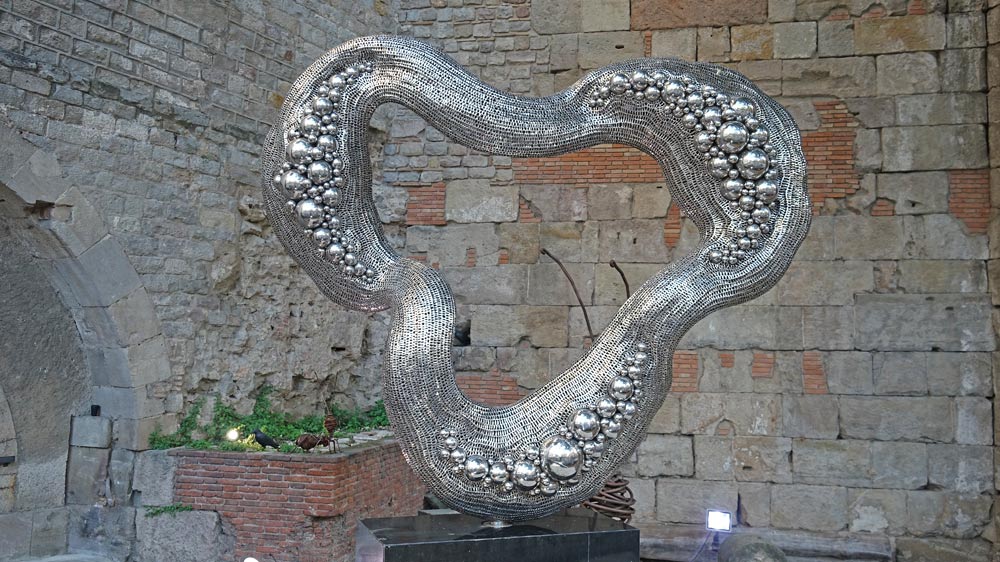 Oeuvre exposée au pied de la cathédrale