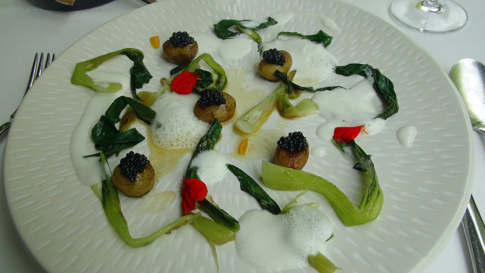 Pommes de terre/caviar, lait ribot, chou pak choï et fleur de capucine