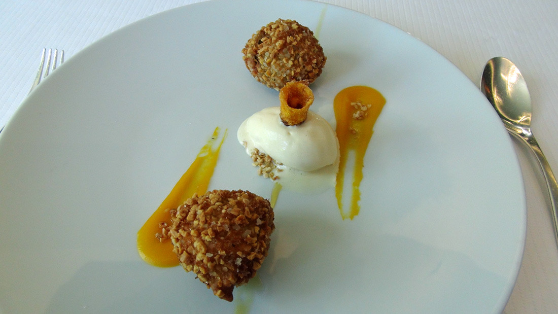 Prunes en beignet, glace amandon, coulis potimarron et caramel citron