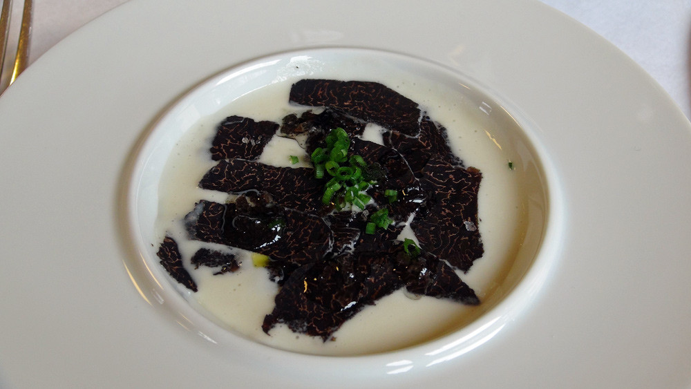 Crème de topinambours, dés de foie gras et truffe