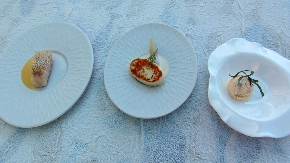 Amuse-bouche basé sur le beurre blanc, avec sandre poêlé, sandre fumé et sa mousseline de beurre blanc, et glace au beurre blanc
