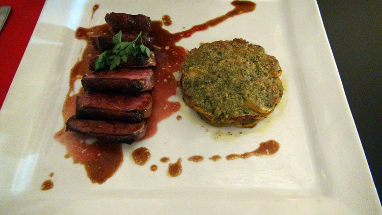 Poitrine de canard rôti, jus corsé, tatin de courgettes