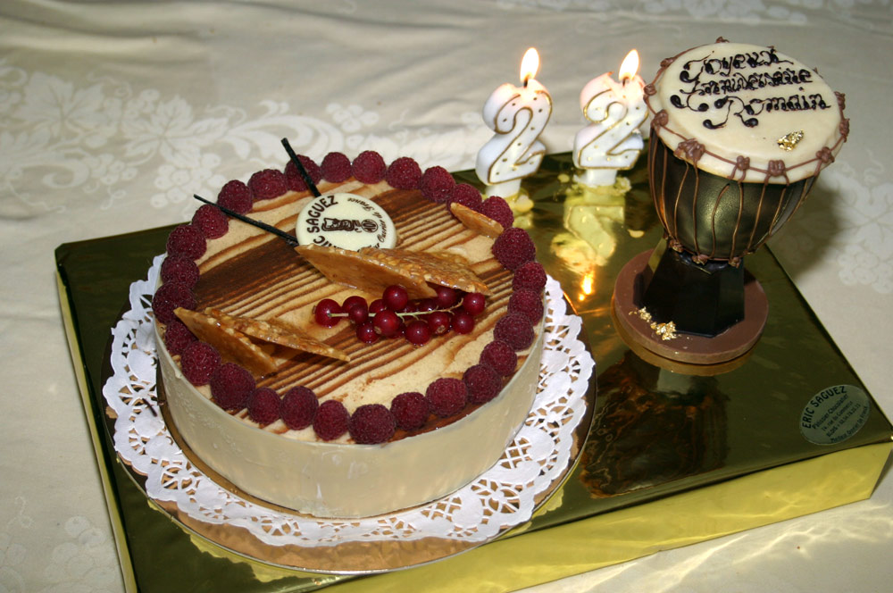 Un gâteau d'anniversaire et un jumbé en décor