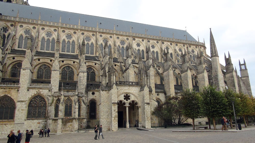 La cathédrale Saint-Etienne vue de côté