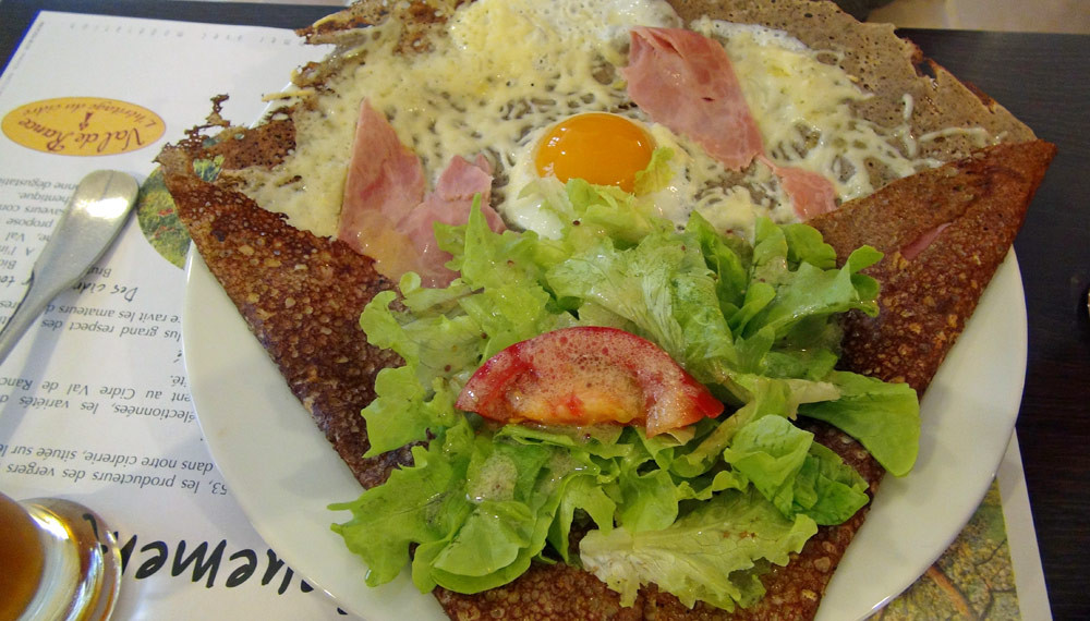 Complète (œuf, jambon et emmental)