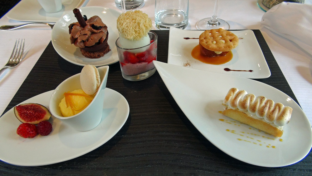 Déclinaison de 5 desserts en dégustation sucrée, fruitée, glacée ...