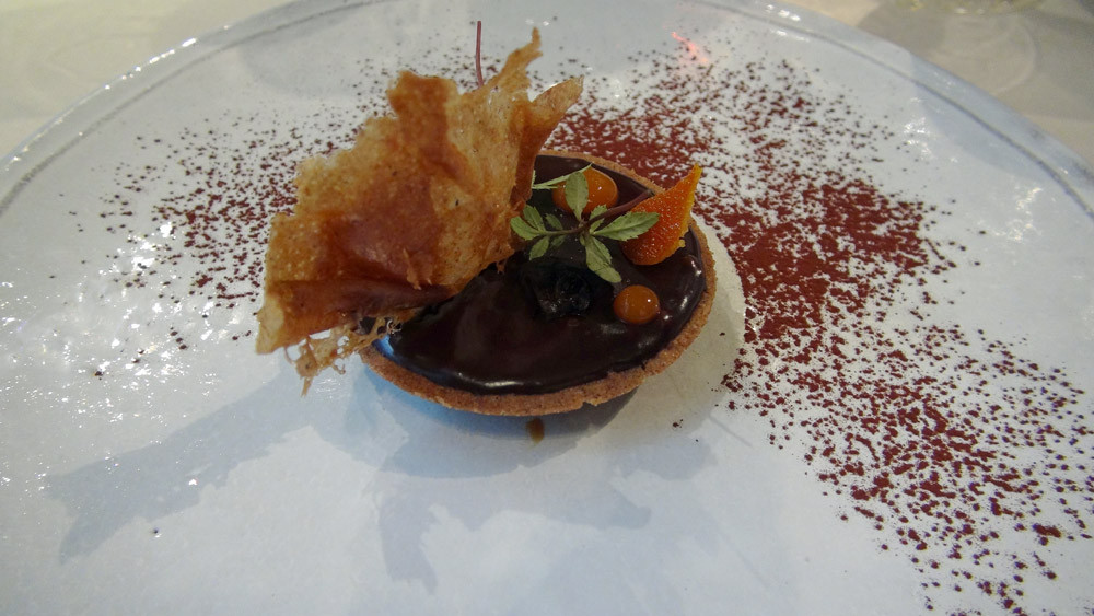 Tarte au chocolat du Vénézuela, fruits secs et agrumes, tuile de cacahuète