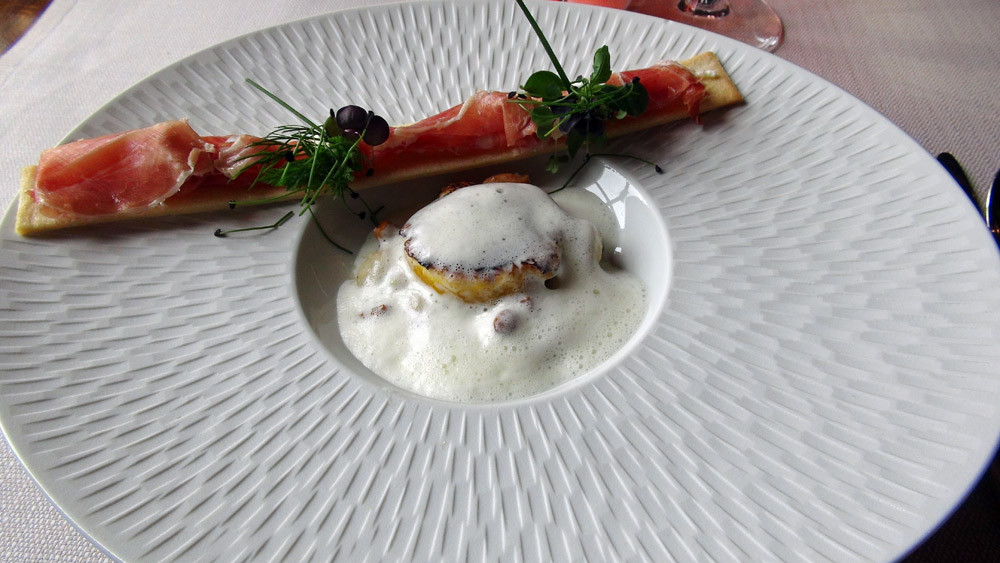 Œuf 64° snacké, mélange coco paimpolais, girolles, « baguettine » jambon ibérique