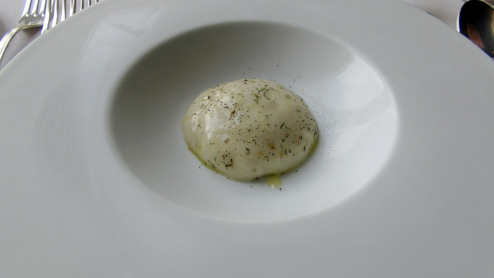 Amus-bouche : Emietté de maquereau, mousse fenouil et aneth