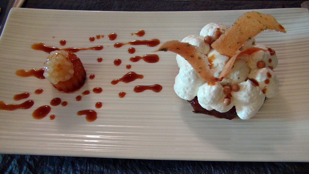 Ananas confit aux épices, glace lait de coco et perles du Japon