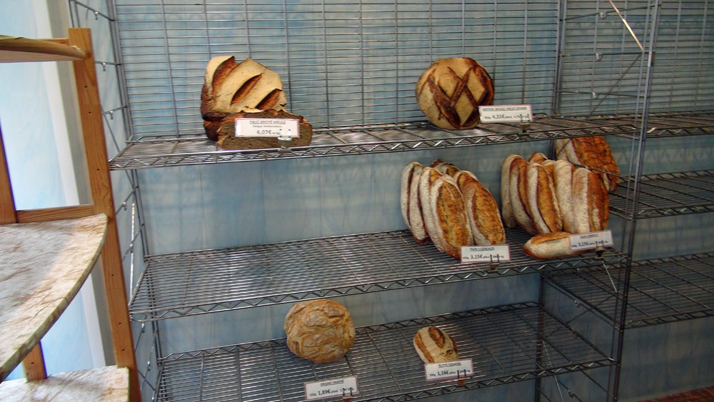Le présentoir : sa Boule au "vieux levain"et son Pain "broyé meule"