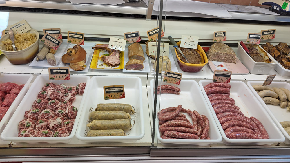Saucisson  fumé, à l'ail, Crépinettes, Jambonneau cuit, Chipos paysanne, Terrine de foie de volaille ...