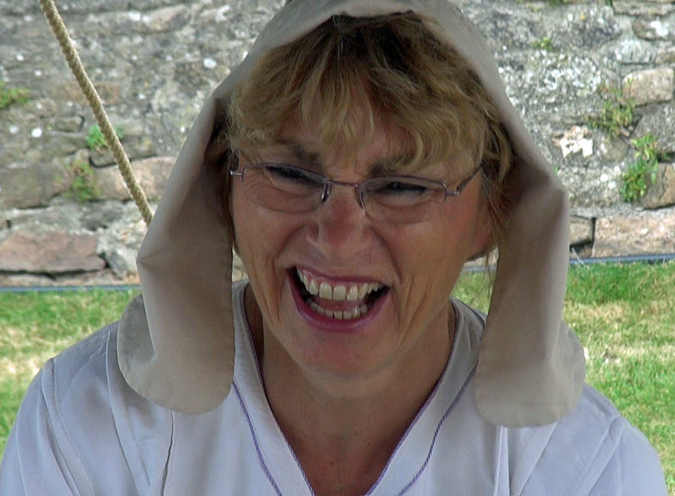 Dame Pascaline s'esclaffe