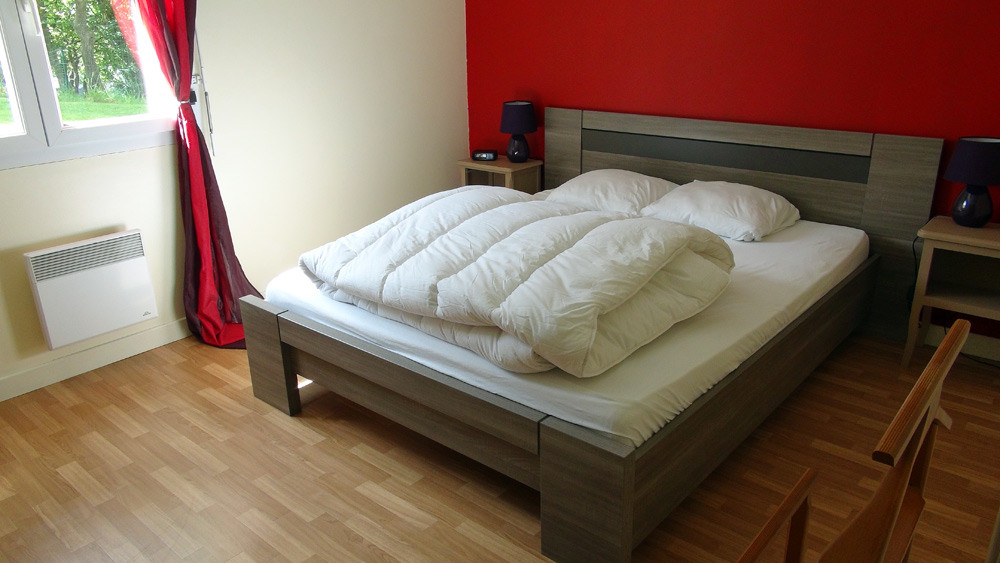 La grande chambre et son lit de 160 X 200