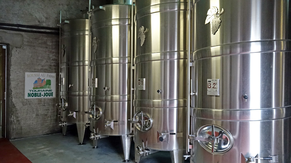 Les cuves inox à l'entrée