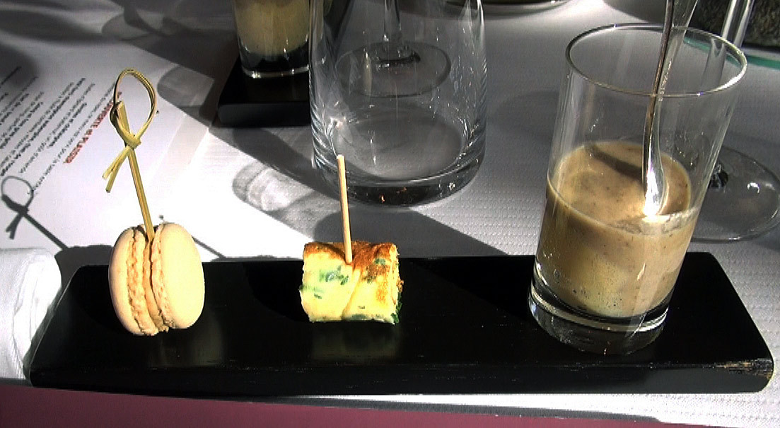 Macaron au foie gras - Pascade aux herbes  & au fromage - Oeuf brouillé aux champignons