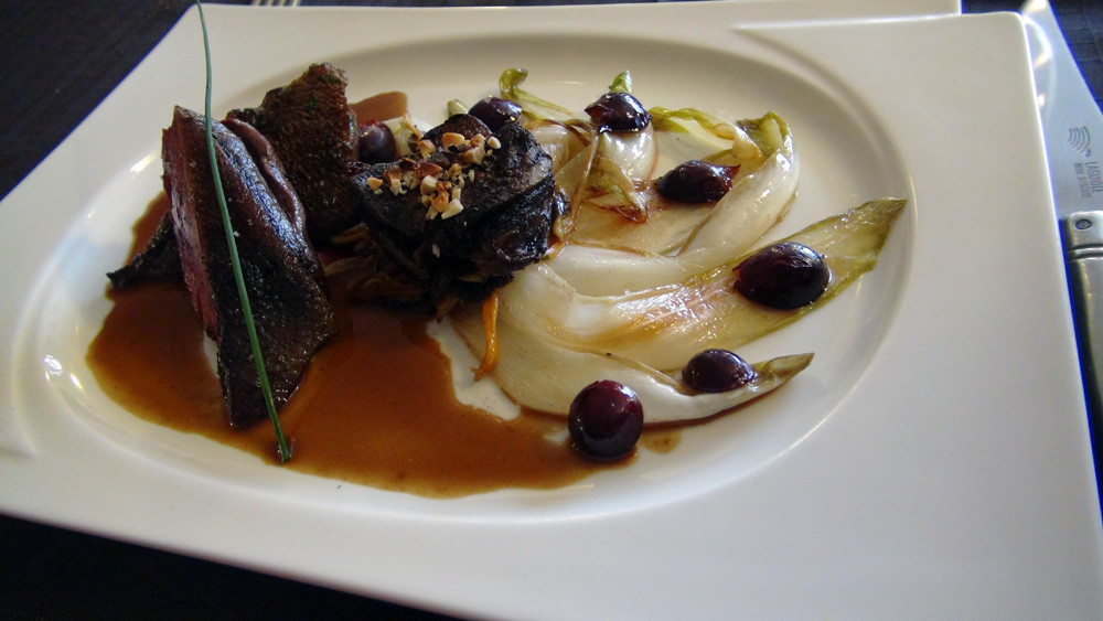 Suprême de colvert rôti et sa cuisse braisée sur une tombée d'endive au raisin,  jus de cuisson au beurre de cacahuète