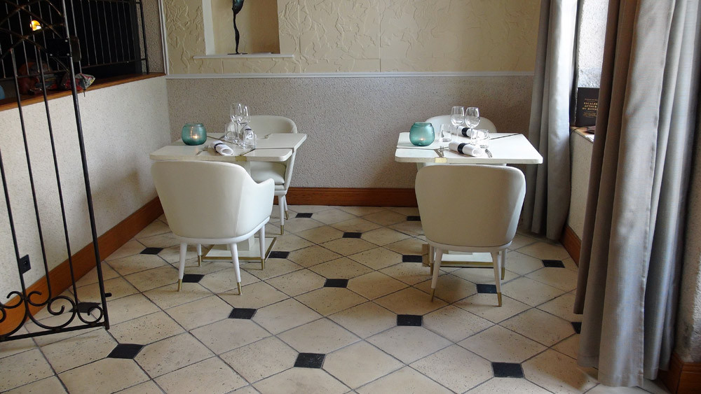 L'ancien "comptoir" d'accueil a fait place à une petite salle de 2 tables
