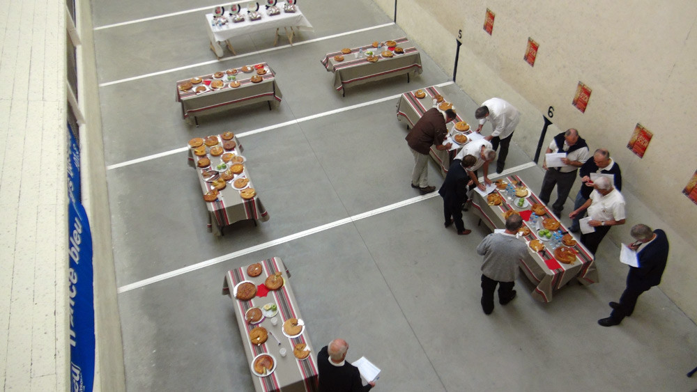 Le jury du meilleur gâteau basque en plein travail