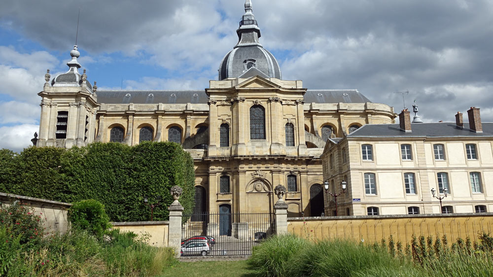 La cathédrale Saint-Louis vue depuis le Potager du Roi