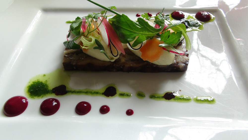 Escabèche de maquereau aux aromates, daïkon, betterave chioggia & groseille