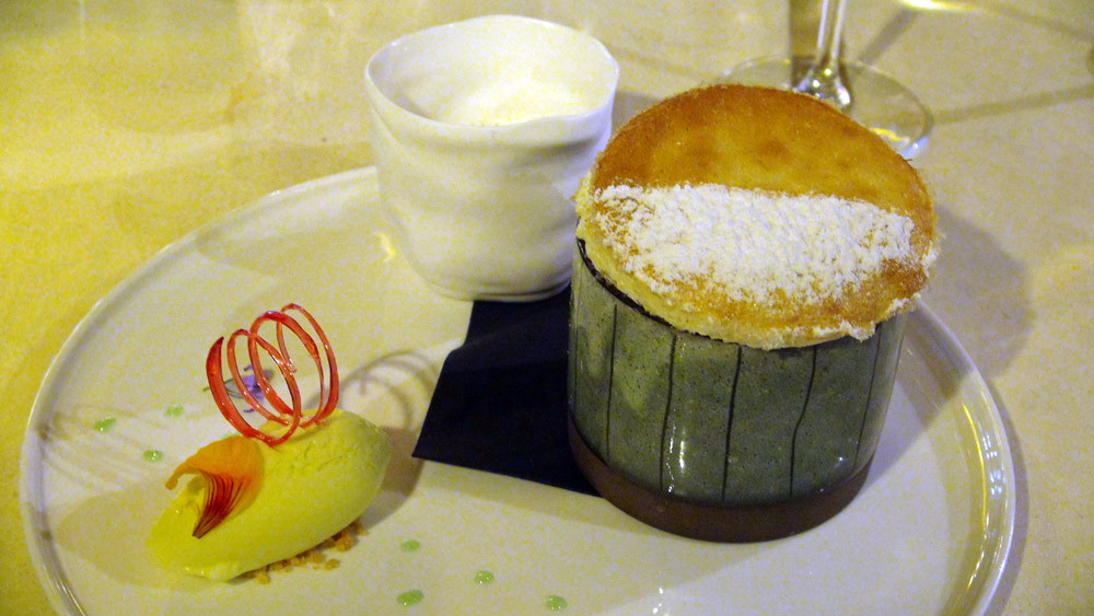 Soufflé chaud à la verveine crémeux vanille, glace chartreuse