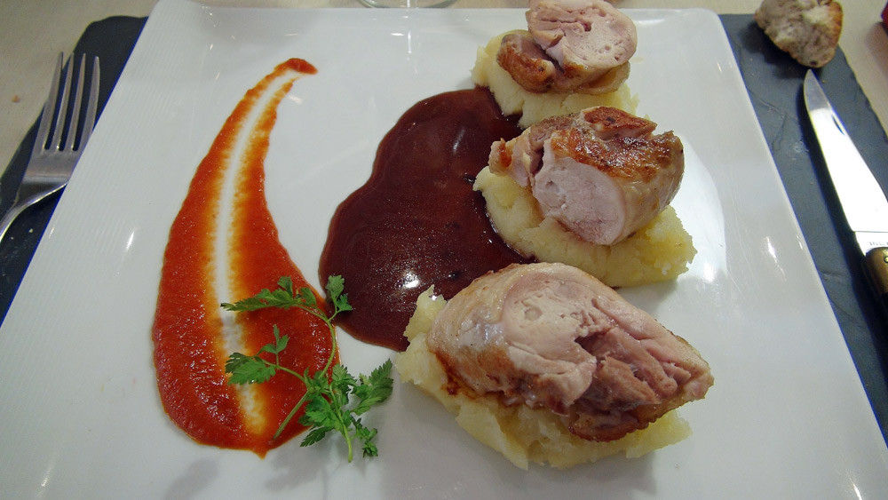 Cuisse de poulet désossée, farcie au romarin et coulis de tomates