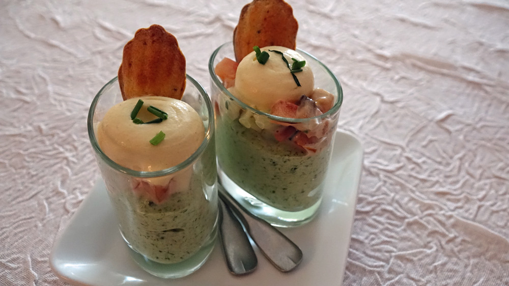 Verrine de bavarois de persil, rillettes de poisson, espuma de moutarde et petite madeleine à la moutarde