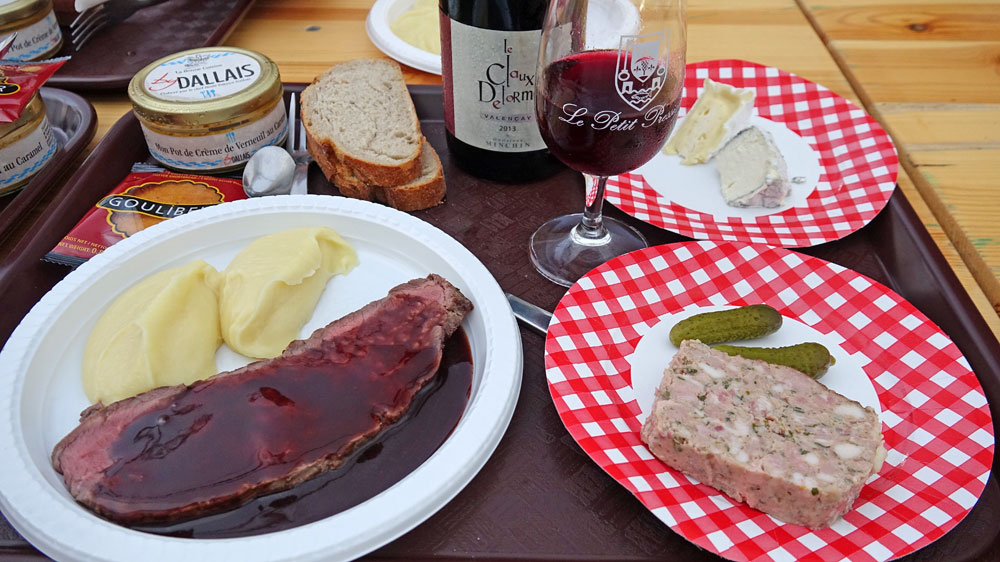 La viande et la purée sont là, on peut continuer !