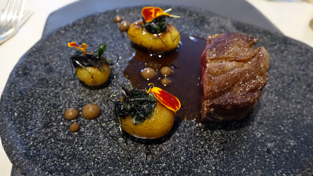 Bœuf wagyu de chez monsieur Roussel, pomme de terre nouvelle, laitue de mer, vinaigre de sureau