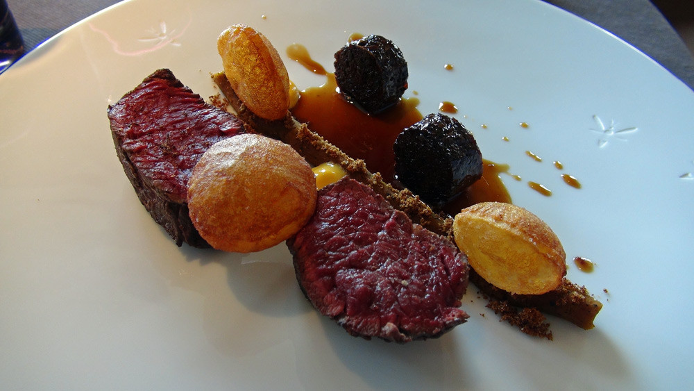 Bœuf en tranches épaisses, graines de courge torréfiées, croustifondant de bœuf confit, veloute de potimarron et jus court 